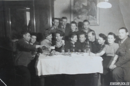 Jakub Szulim Fuks and Chaja Sura nee Jakubowicz in the company of their friends (probably the photo was taken during their wedding in late 1945 or early 1946)
